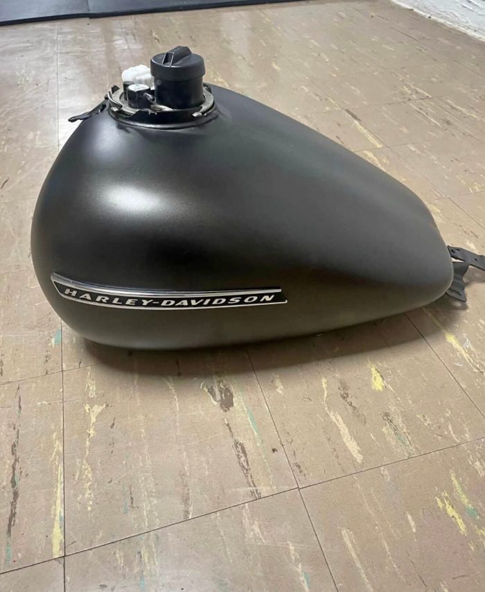 Harley Davidson gas tank fits Road Glide/ Street Glide/ Road King in excellent condition