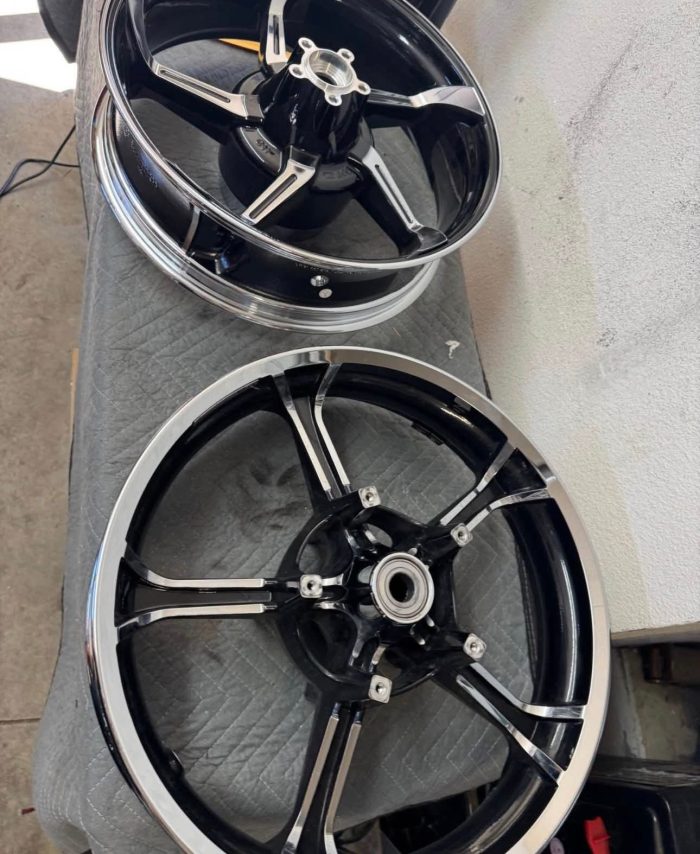 CVO Wheels  Rear 18x5" And Front 19x3.5" Tomahawk CVO Contrast Chrome Wheels